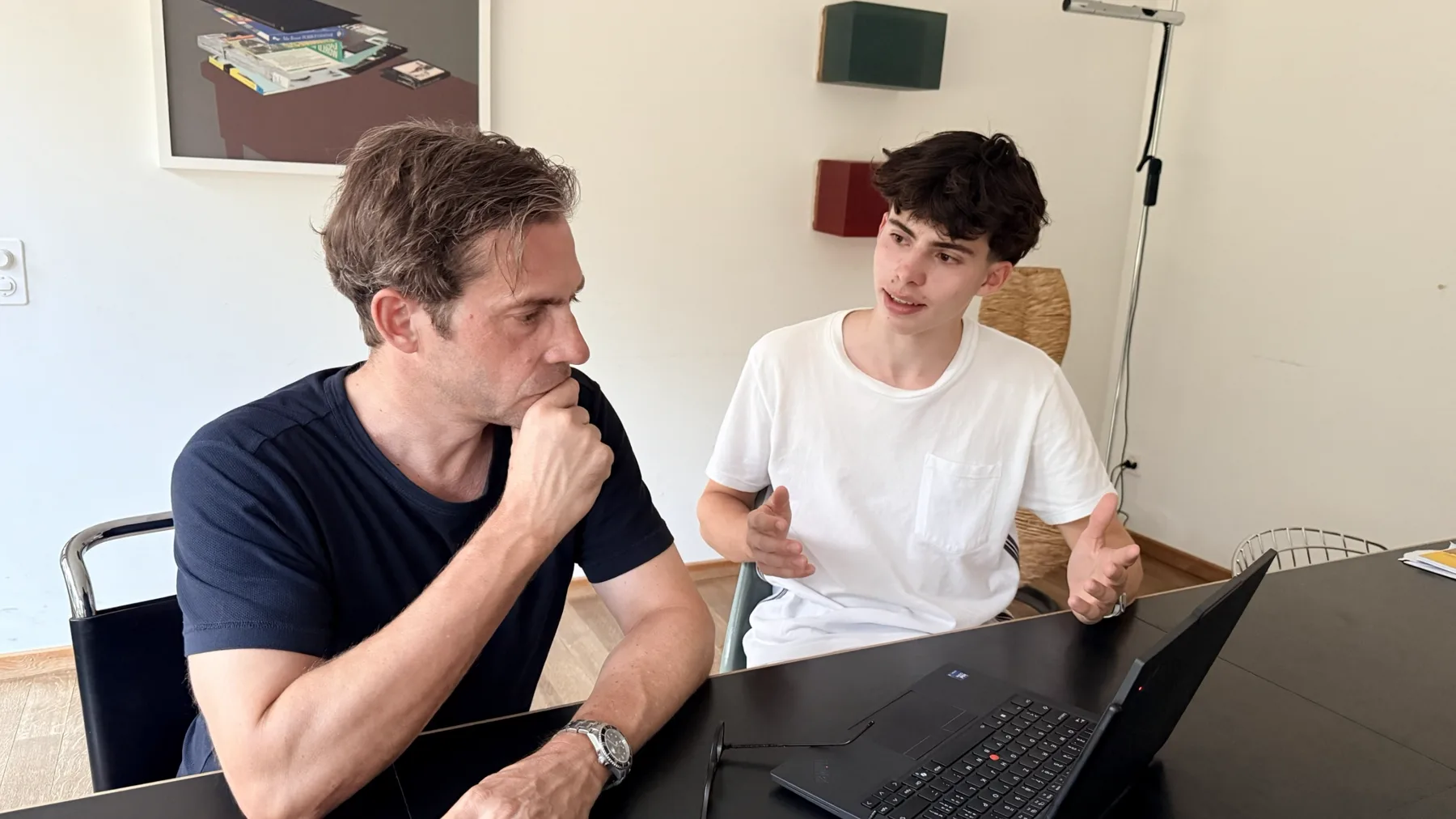 Émery Sartorius im Gespräch mit einem Kunden am Tisch